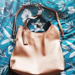 Big nice pink/apricot bag. It has a small mark in the down part but it is almost imperceptible. As well, the zipper inside is a little bit unstitched but it is very easy to fix. Feel free to ask for more pics :) 