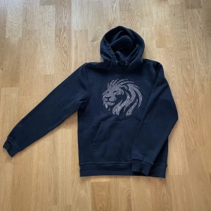 Unik Rhinestones hoodie! - En limited edition rhinestones hoodie, tillverkad av oss på Shine Bright Clothing UF!  Tål att tvättas och är i storlek S unisex. Helt ny!
