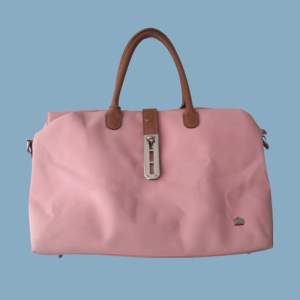 Rosa handväska från 00-talet. Får plats med mycket och är i bra kvalité. Använd gärna föreslå pris funktionen 