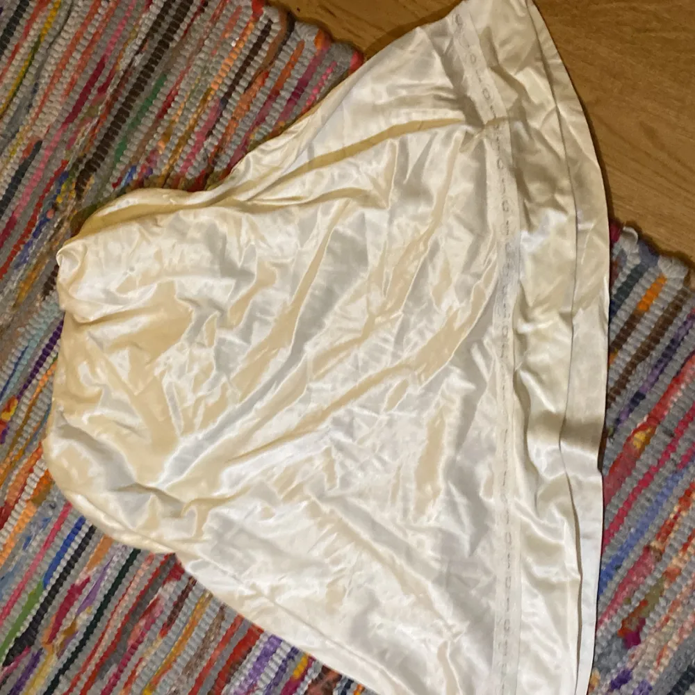 En vit kjol med fin spets på nederkanten. Köpt på second hand och är i märket sears. Storlek M, men funkar även för S och L. Väldigt fint skick och ser oanvänd ut! . Kjolar.