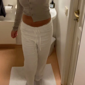 Linnebyxor  - Tänkte göra mig av med mina favorit linnebyxor från designbysi. Storleken är S och passar dom som är runt 160. Frågor och funderingar, hör av er💕 frakt tillkommer 