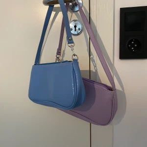 Gina tricot väska - Säljer två jättefina standardväskor i lite glansigt material. Perfekt en sommardag 50kr styck 💘🫶🏼