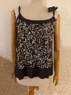 Topp med paljetter  - Härlig topp prydd me paljetter