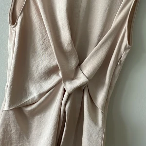 Topp från ZARA - Stilren topp från Zara. I bra skick. Som ni ser på bilden så har sömnen lossnat lite vid ena sidan som går enkelt att sy. Syns knappt. Passar en XS/S