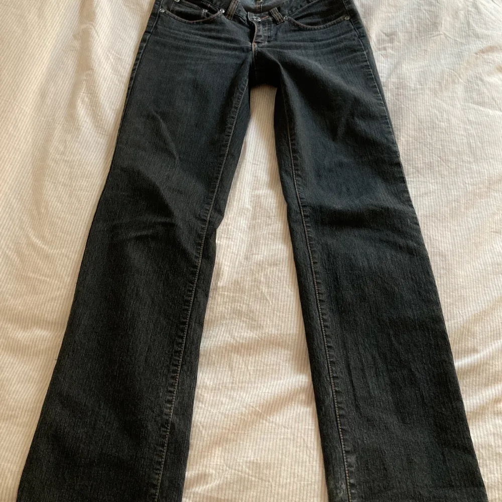 Säljer mina jättesnygga jeans från Cue denim i storlek 36!!! Skulle säga att färgen är lite grå svart och så har den röda sömmar!!!. Jeans & Byxor.