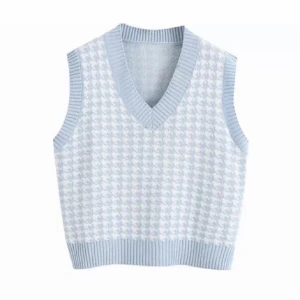 Väst - Säljer denna jättefina stickade väst i storlek S. Skulle säga att den är ganska stor i storleken. Säljer för 150kr