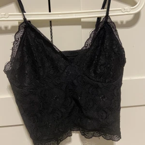 Topp - Svart crop top med spets detaljer från BIKBOK. strl S. I väldigt bra skick 