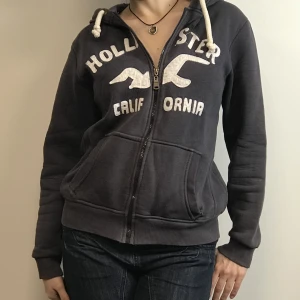 HOLLISTER kofta - Mörkblå hollister kofta, bra kvalite och ganska tjock. En bra vårkofta:) Storlek S men är ganska stor