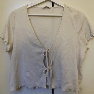 Topp + bikinitopp - Söt topp💘 Osäker på storlek då det inte står men passar mig som har M-L Bikinitopp