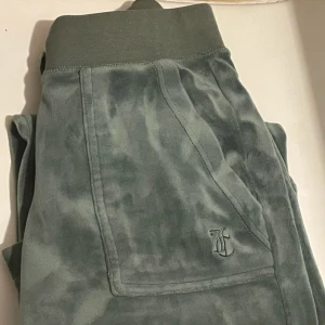 Juicy set - Hej! Jag skulle vilja sälja eller byta min Juicy-set eftersom jag inte längre använder den. Jaf har tagit hand om den så Setet är i utmärkt skick och är fortfarande fint fräscht som nyskick. Skriv om ni är intresserade🫶