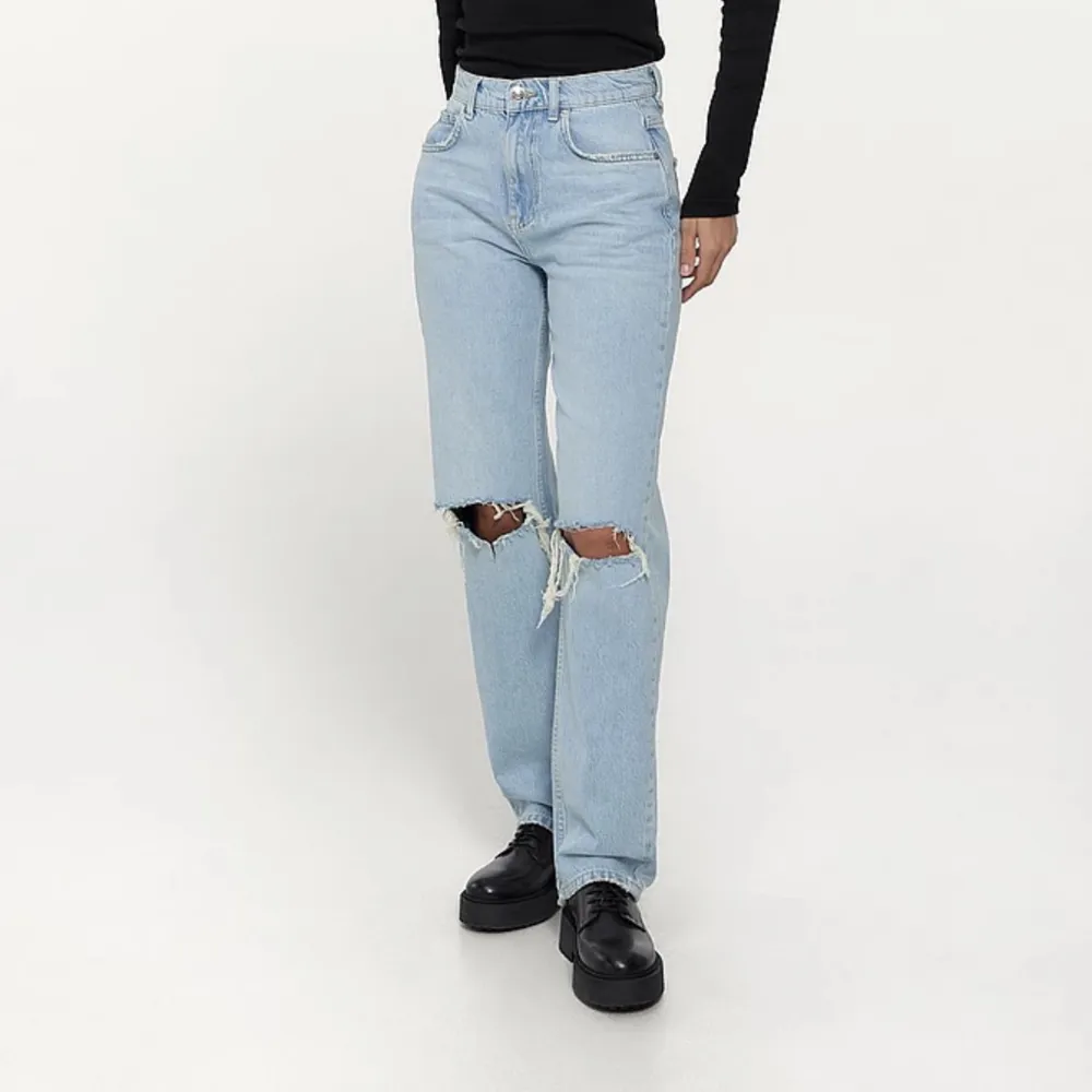 Säljer dessa Gina jeans i modellen 90s High waist. Använda ett fåtal gånger och är fortfarande i bra skick. Säljer pga att de är för stora för mig. Nypris 600 kr Obs! Frakten är inte bestämd än. Jeans & Byxor.