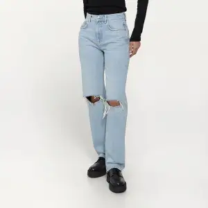 Säljer dessa Gina jeans i modellen 90s High waist. Använda ett fåtal gånger och är fortfarande i bra skick. Säljer pga att de är för stora för mig. Nypris 600 kr Obs! Frakten är inte bestämd än