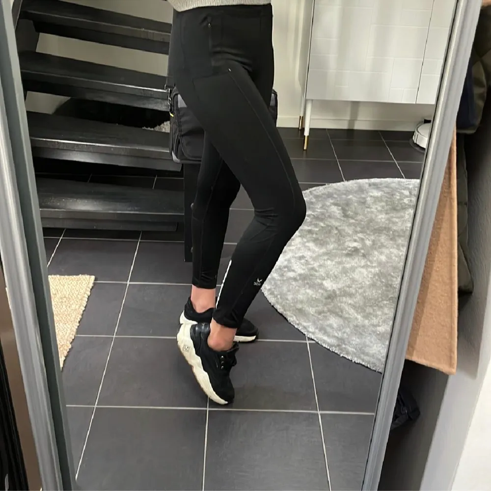 Svarta byxor i märket soc säljes, de har en förslutningsbar ficka på ena sidan💕. Jeans & Byxor.