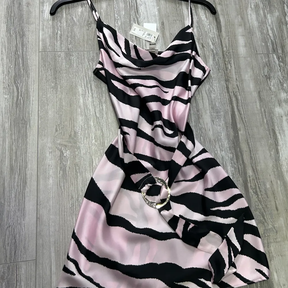 Fedtklänning från riverisland, aldrig använd. I svart/rosa färg och häftigt design. Mycket fin miniklänning.. Klänningar.