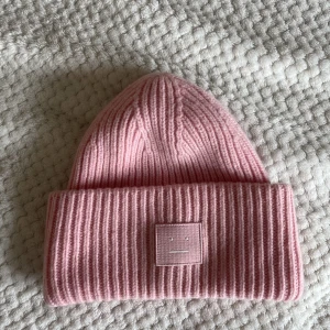 Acne mössa - Jättefin rosa acne mössa!💞frakten kostar 66kr
