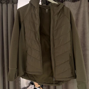 Tränings jacka  - Använd någon gång ett tag sen.  Storlek M normal i storlek 