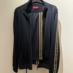 Hugo boss  - Använda 1 gång  Hugo boss   Byxor och tröja storlek L  Köpta på room 1006 i Malmö för  2700kr