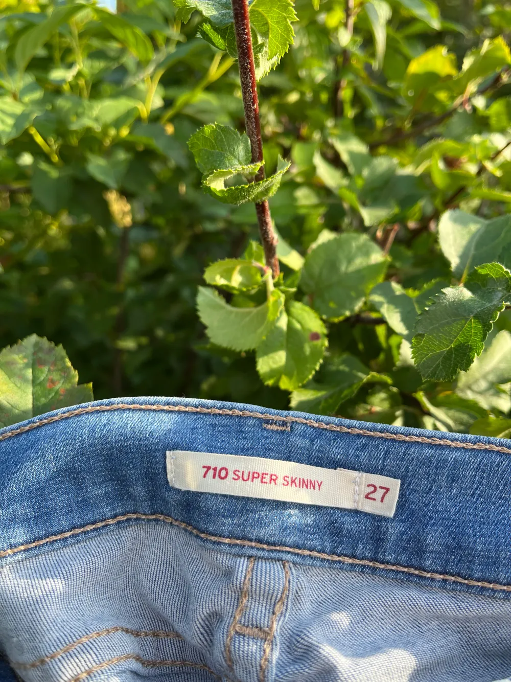 Två olika Levisjeans. 199kr/st.. Jeans & Byxor.