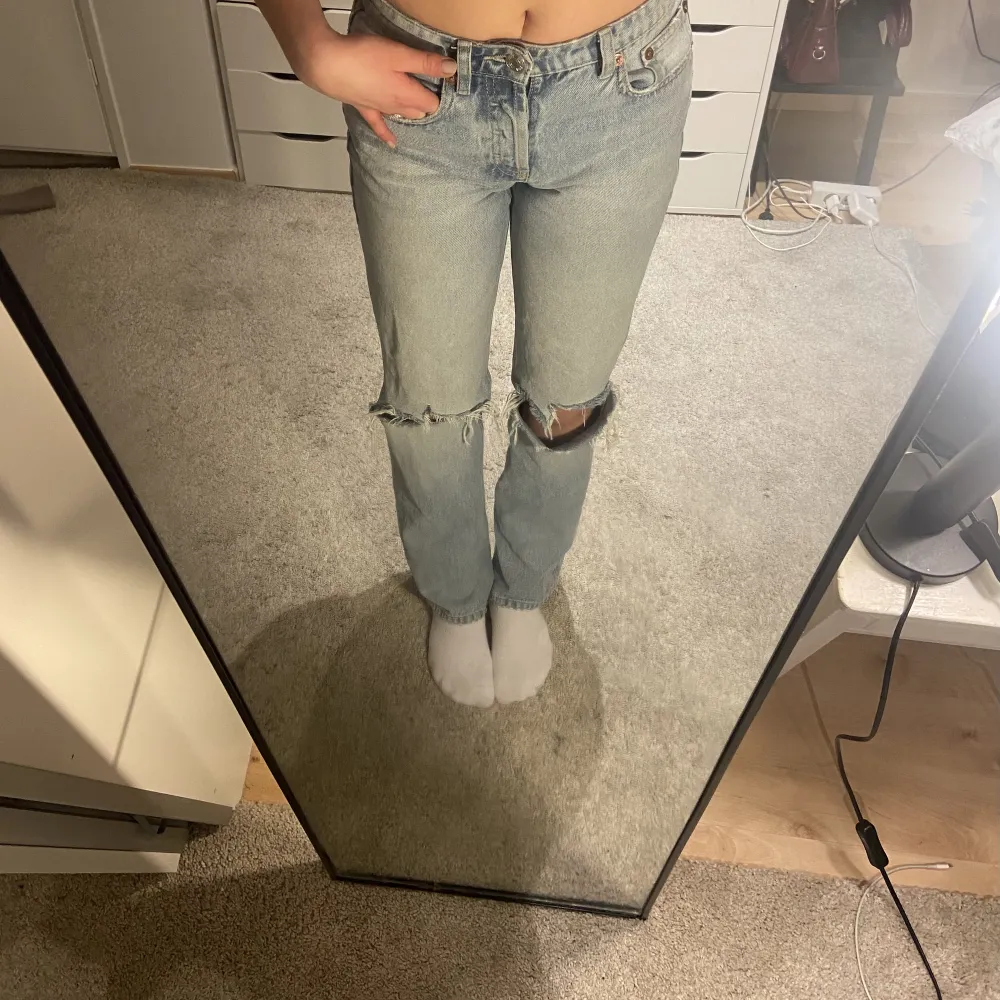 Lågmidjade jeans från zara i strl 36. Använda fåtal gånger . Jeans & Byxor.