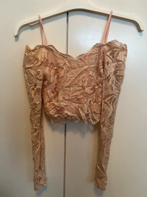 Offshoulder top i spets  - Fin Offshoulder topp i spets! Aldrig använd 