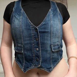 Jeansväst  - Säljer denna denim-väst i storlek M❤️Det är inte riktiga fickor och det finns ett spänne på ryggen😊