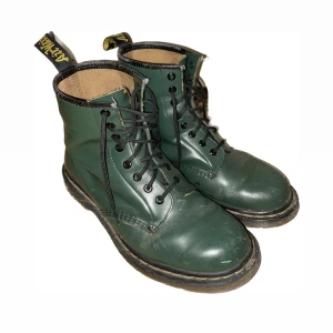 DR. Martens  - Ett par använda DR MARTENS i storlek 42. Lite creasade där fram och där bak som syns på bilden men annars är de i ok skick. Säljer för att de inte används. 