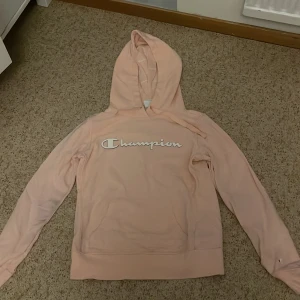 Champion hoodie - Säljer min fina ljusrosa champion hoodie i storlek S vill sälja denna pga att de inte riktigt är min stil. Knappt använd presic som ny