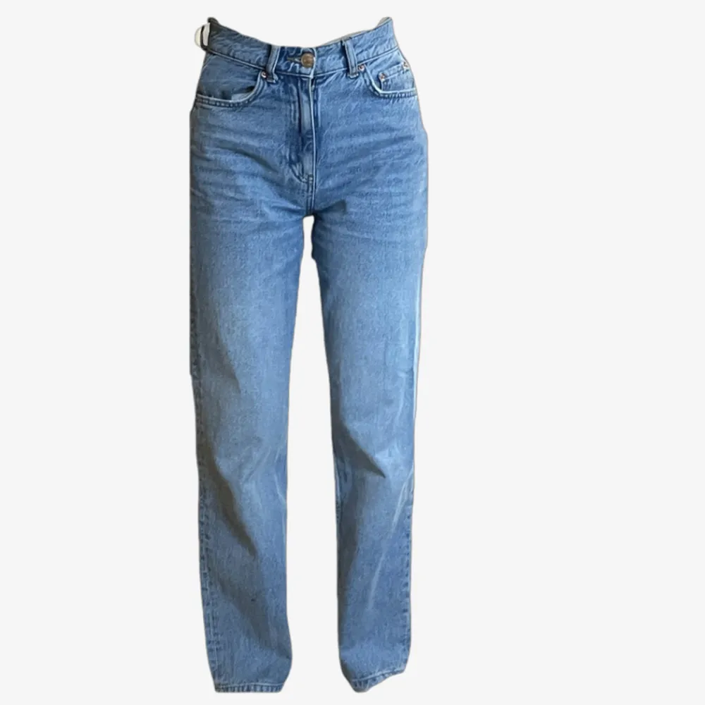 Raka jeans från gina tricot i storlek 30. Jeans & Byxor.