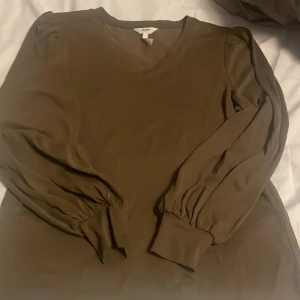 bluse - säljer denna blus nu då jag inte använder. köpt ganska nyligen mjukt material och sitter fint.