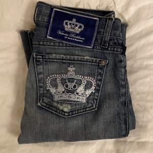 Fina jeans i perfekt skick. Blåa. Bootcut och väldigt låg midja. Kontakta vid intresse! Rökfritt och djurfritt hem.