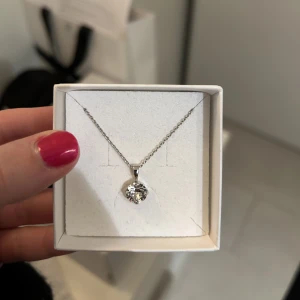 Caroline Svedbom halsband - Intressekoll på mitt jättefina halsband från Caroline Svedbom. Säljer då jag tyvärr inte använder silversmycken så mycket, använd endast 2 gånger 💕 