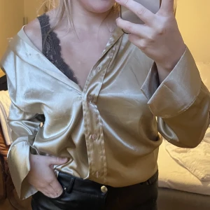 Glansig guld blus - Oversized glansig blus i guld/cream🌟🤍fri frakt!