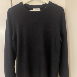 Stickad tröja - Säljer denna stickade tröja från lindebergh. Använd fåtal gånger då den är lite för liten för mig. Skick 9/10.