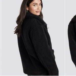 Teddyjacka - Svart teddyjacka i storlek 36 från nakd.  Sparsamt använd! Passar både till vår höst och vinter. Köparen står för frakt 🌸 