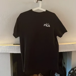 Fila T-shirt - en Fila tshirt i storlek S, mer en M. Aldrig använd, så nyskick. 