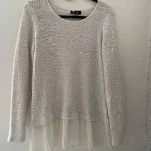 Glittrig tröja  - En jätte söt vit glittrig stickad tröja med detalj där nere, köpt på sellpy med var tyvärr för liten 💕💕💕 frakt tillkommer 