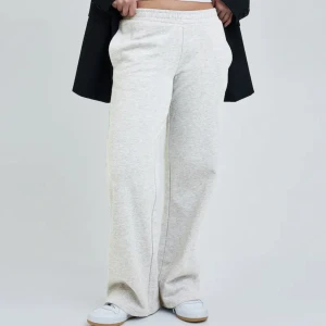 Low mjukisbyxor  - mjukisbyxor från Bik bok som är för korta för mig (är 168). Lånade bilder. Köpta för 400 och använda enstaka gång❤️