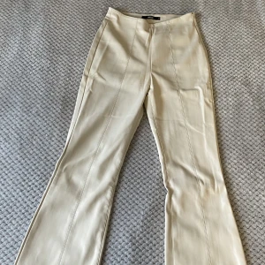 Byxor - Jättefina beiga skinliknande byxor, knappt använda då de är förstora för mig. Frakt betalas av köparen