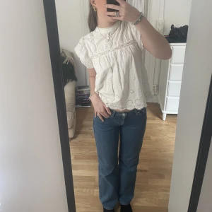 Lågmidjade jeans  - Säljer mina mörkblåa jeans från Weekday i fint skick!  Köparen står för frakt 😊💞 modell på jeans: Arrow
