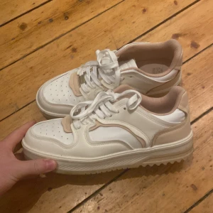 Skor vit, beiga 42 - Använda 1gång. Skor från Bershka. Köparen står för frakt 📦 