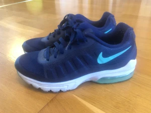 Nike Air stl 38,5 - Mycket bra skick, använda ett fåtal ggr pga för liten storlek. Mörkblå.