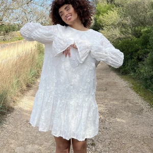 Vit klänning NA-KD - Säljer denna så fina klänning från NA-KD som är slutsåld, nyskick med alla lappar kvar🤍 Säljer då jag beställde 3 storlekar. Jag säljer även en 34!🤍