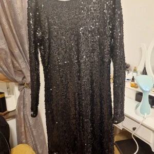 Knä fest klänning - Fest matt klänning, knä längd. Glliterd svart matt . Passar så bra med storlek m till xl 