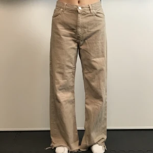 Beiga jeans - Bekväma beiga jeans från monki. Står ej storlek men hon på bilden är 161cm i jämförelse.