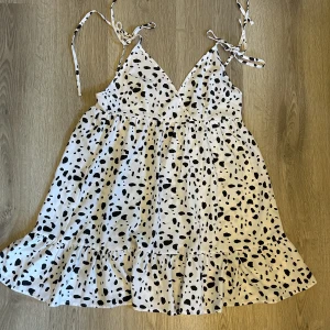 Söt klänning - Klänning som aldrig använts. perfekt att passa på nu när de är gratis frakt via ”köp nu” 💖