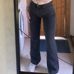 Raka jeans  - Helt som ny använd 1 gång   jag är 172 