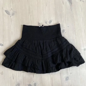 Neo noir kjol - Svart sommar kjol från neo noir, super fin och endast använd 2-3 gånger! Nypris för samma kjol (fast annan färg) 649kr,. Stl 34 men resår i midjan så skulle även passa 36!