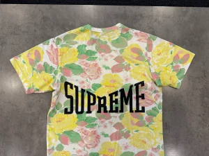 Supreme Flower Tee White *NY* - Supreme Flower Tee White SS2018 (Från 2018) Size: S (Oversize) Stor i storleken, Passar M. Ny skick, Aldrig använd, Endast Testad. Nypris: 2000kr
