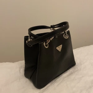 Pradaväska (inte äkta)  - Väska, Pradareplika. Fint skick. 