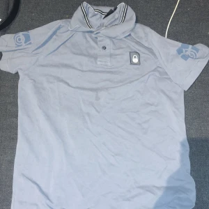 Sail racing piké  - Sail racing piké 1 år gammal ny skick. Bud och byten funkar!